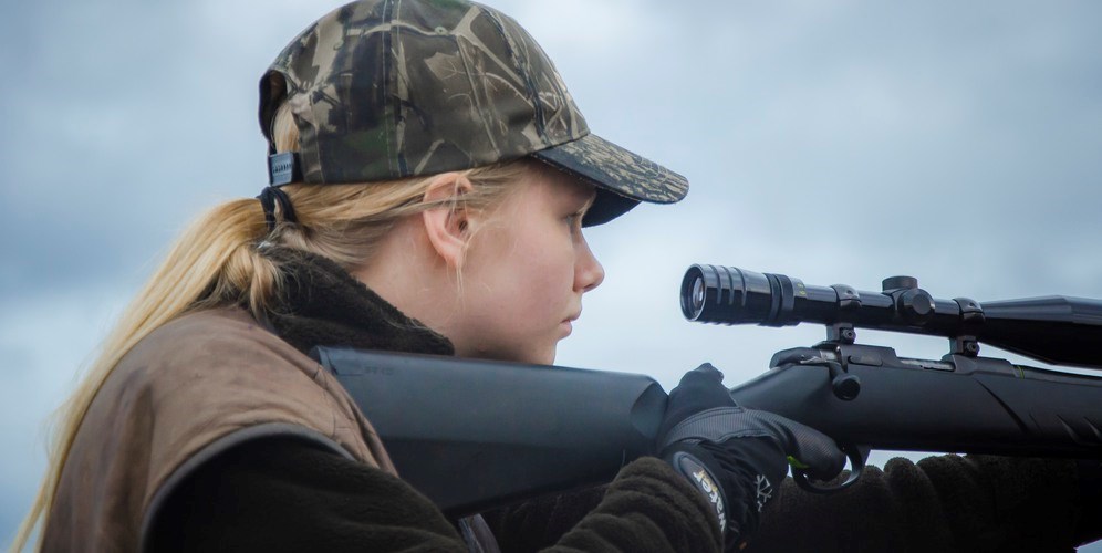 Jägare med kulvapen på pass.